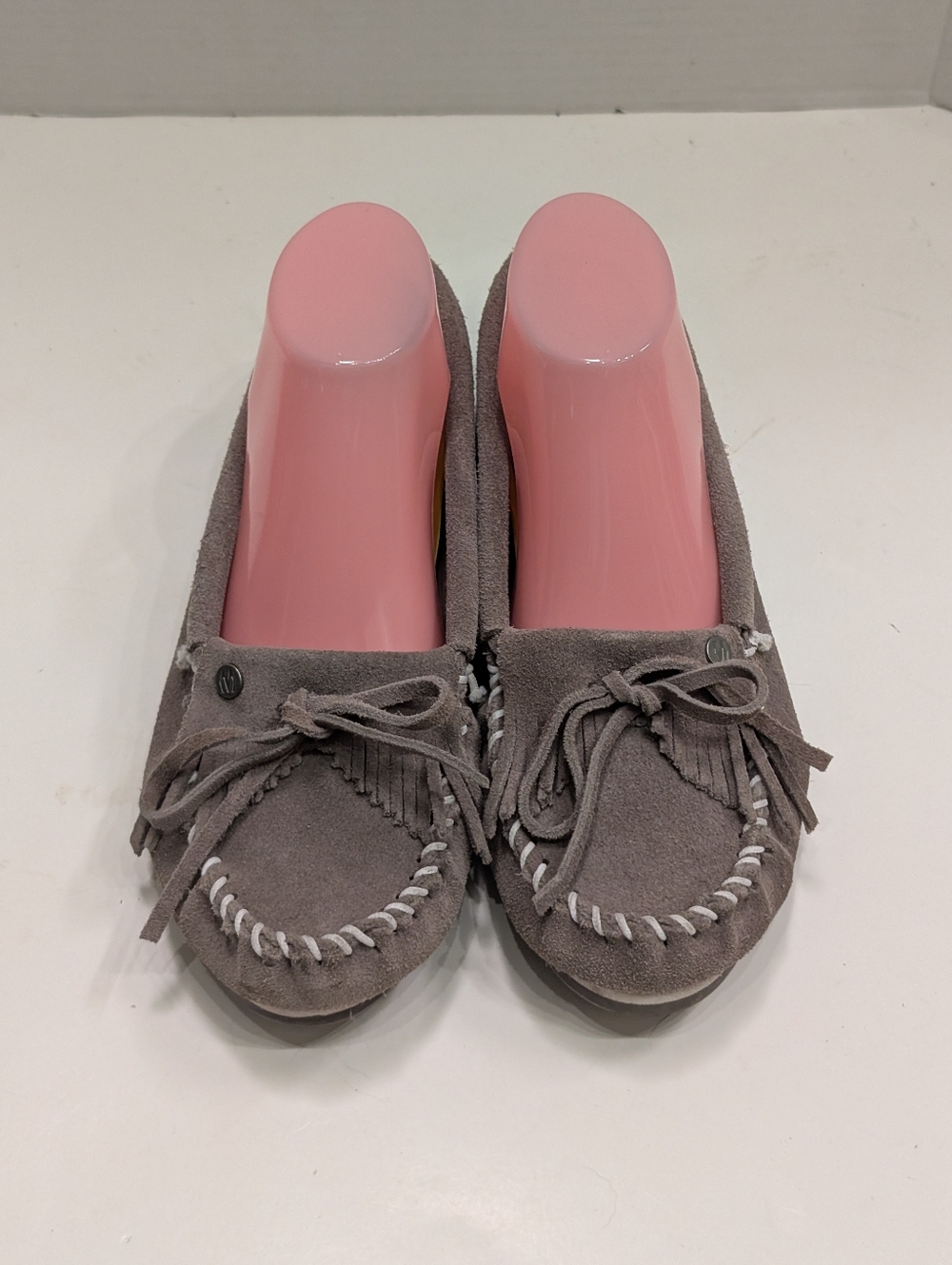 Minnetonka Women's 8 Kilty Gray Suede Moccasins Loafers Leather